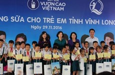 La vice-présidente vietnamienne offre des bourses scolaires à des enfants de Vinh Long