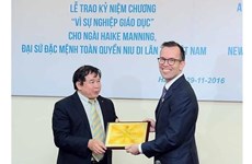 L’Ambassadeur néo-zélandais Haike Manning reçoit l’insigne "Pour l’œuvre de l’éducation du Vietnam"