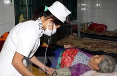 Des médecins vietnamiens offrent des médicaments aux anciens combattants laotiens