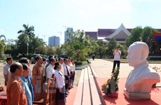 Une entreprise vietnamienne fait don d'un buste du président Souphanouvong au Laos