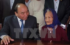 Nguyen Xuan Phuc s'est rendu auprès de familles bénéficiaires des politiques sociales