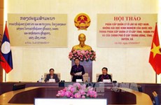 Vietnam-Laos : les AN discutent d'expériences de décentralisation de la gestion 