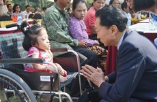Don de l'ancien Premier ministre japonais aux handicapés vietnamiens 
