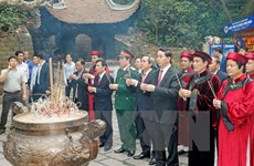 Le président Tran Dai Quang offre de l'encens aux rois fondateurs Hung   