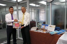 Remise d'ouvrages à la bibliothèque de l’Université de Brunei Darussalam