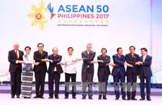Le PM Nguyen Xuan Phuc participe au 30e Sommet de l'ASEAN aux Philippines