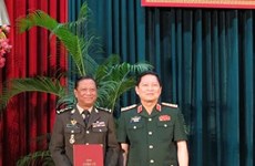 Remise de doctorat à deux généraux cambodgiens