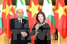Le président du Parlement et de la Chambre haute du Myanmar achève sa visite au Vietnam