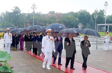 Des dirigeants du Parti et de l’Etat rendent hommage au Président Ho Chi Minh 