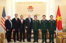 Le ministre de la Défense Ngô Xuân Lich reçoit le sénateur américain John McCain