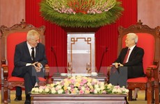 Des dirigeants vietnamiens reçoivent le président tchèque Milos Zeman