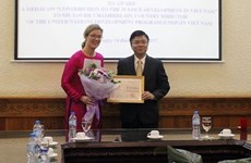 L’insigne «Pour l’œuvre de la justice» décerné à la directrice du PNUD au Vietnam