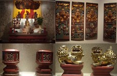 Exposition d’objets en bois laqué et doré à Hanoï
