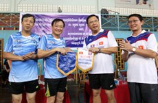 Echanges sportifs entre l’Ambassade du Vietnam et le Bureau présidentiel du Laos