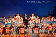 La vice-présidente Dang Thi Ngoc Thinh offre des bourses à des élèves démunis de Hung Yên