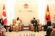 Le ministre de la Défense Ngô Xuân Lich reçoit des ambassadeurs étrangers