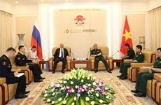 Le vice-ministre de la Défense Nguyen Chi Vinh reçoit des responsables étrangers