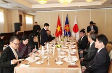 Le ministre japonais des AE travaille avec les ambassadeurs de l’ASEAN