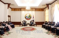 Le PM laotien Thongloun Sisoulith salue les aides de la VOV 
