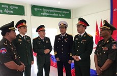 De jeunes officiers militaires vietnamiens au Cambodge