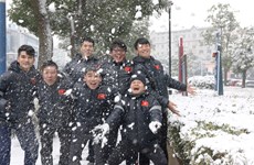 Les footballeurs U23 vietnamiens jouent avec la neige