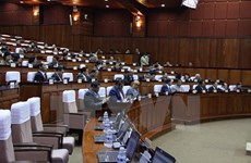 Remise des cadeaux de l'AN vietnamienne au Sénat cambodgien