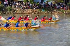 Tet: festival de course de pirogues sur la rivière Go Boi