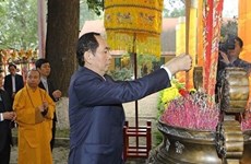 Le Président vietnamien fait offrande de baguettes d'encens à la cité royale de Thang Long