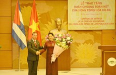 La présidente de l’AN du Vietnam reçoit la distinction honorifique de l’Etat cubain