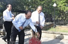 Le Premier ministre offre de l'encens au Cimetière national des morts pour la Patrie de Truong Son