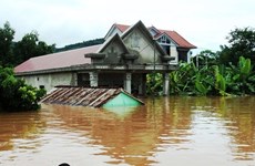 Quang Nam remet des maisons résistantes aux inondations aux familles touchées 