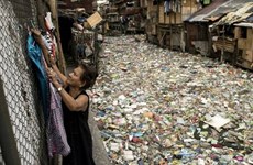 Manille : efforts pour nettoyer un canal envahi par les déchets plastiques