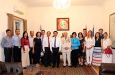 Le vice-Premier ministre Pham Binh Minh rend visite à l'ambassade du Vietnam en Grèce
