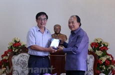 Remise au Laos d'un film à propos des liens entre le président Souphanouvong et le Vietnam 