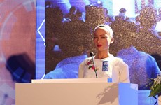 Le robot Sophia prend la parole lors du Sommet de l’industrie 4.0