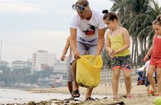 Un groupe bénévole étranger nettoie la plage de Nha Trang