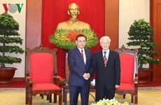 Le secrétaire général du PCV reçoit une délégation du Front d'édification nationale du Laos