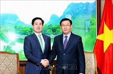 Le vice-PM Vuong Dinh Hue exprime son soutien à l'expansion du groupe Lotte 