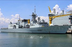 Une flotille de la Marine royale canadienne visite la ville de Da Nang 