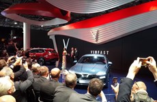 Deux modèles de voiture de Vinfast présentés au Mondial de l'Auto 2018 à Paris