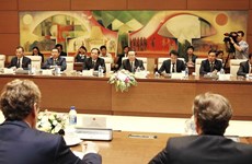 Le vice-président de l’AN Phung Quoc Hien reçoit une délégation européenne 