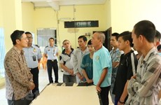 Des cadres de l'ambassade du Vietnam rendent visite aux pêcheurs arrêtés en Indonésie