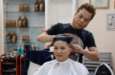 Un coiffeur reproduit gratuitement les coupes de Trump et Kim
