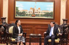 Le président du Comité populaire de HCM-Ville reçoit le nouveau consul du Laos