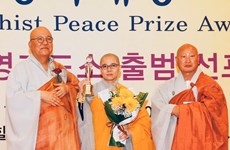 Une bonzesse vietnamienne reçoit un prix de la paix du bouddhisme 