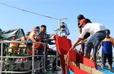 Binh Dinh: sauvetage de six pêcheurs à bord d'un navire coulé