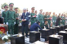 Inhumation des restes de 27 soldats vietnamiens à Binh Phuoc