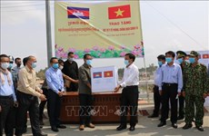 COVID-19: Dong Thap offre des fournitures médicales à la province de Prey Veng (Cambodge)