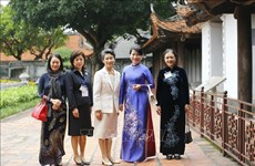 L’épouse du Premier ministre japonais visite des sites historiques à Hanoï