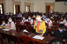 Des députés de l'Assemblée nationale de Quang Tri échangent avec des enfants